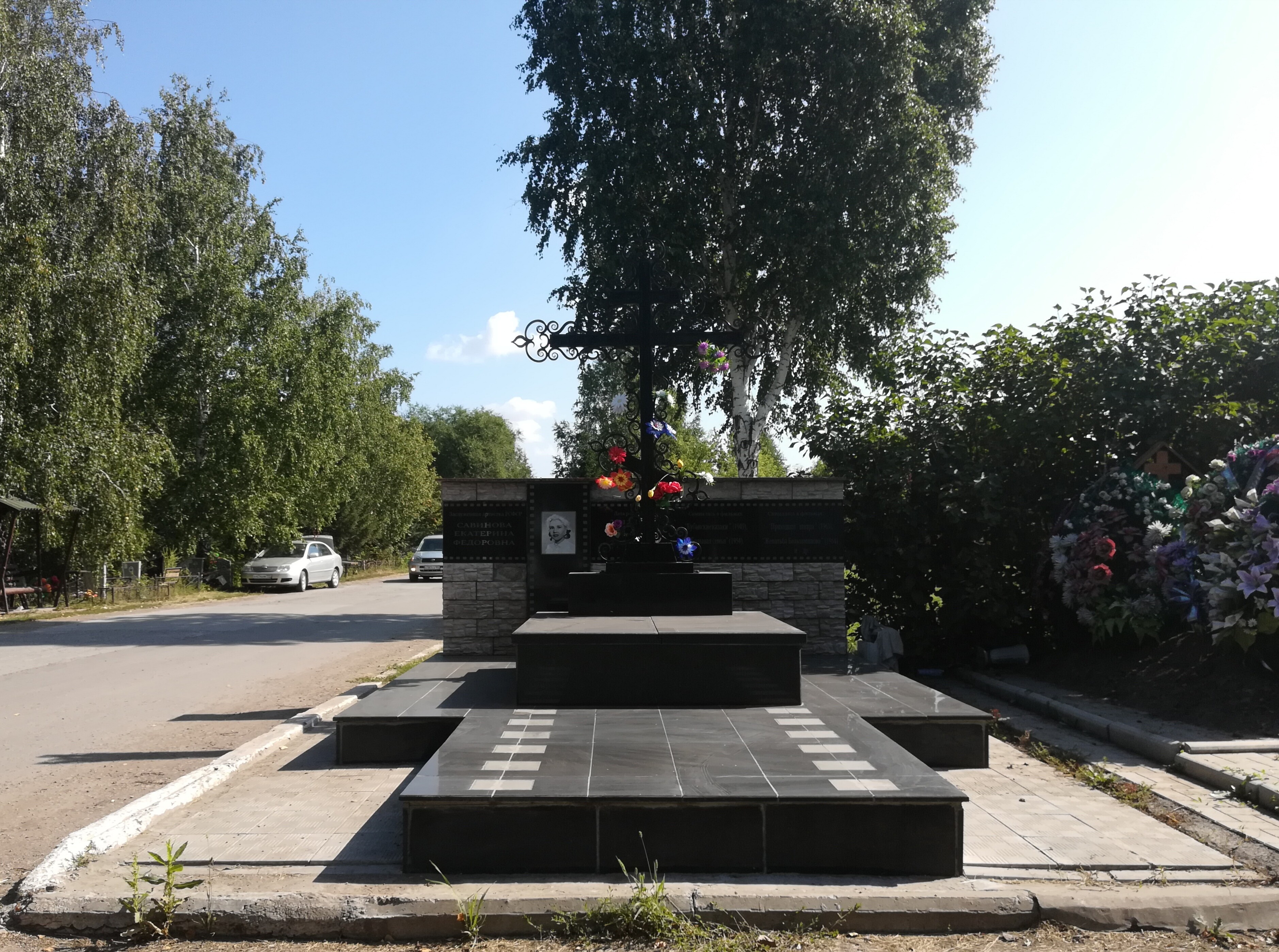 https://e.radikal.host/2023/04/18/Ekaterina_Savinova_Kleshchikhinskoye_Cemetery.jpg