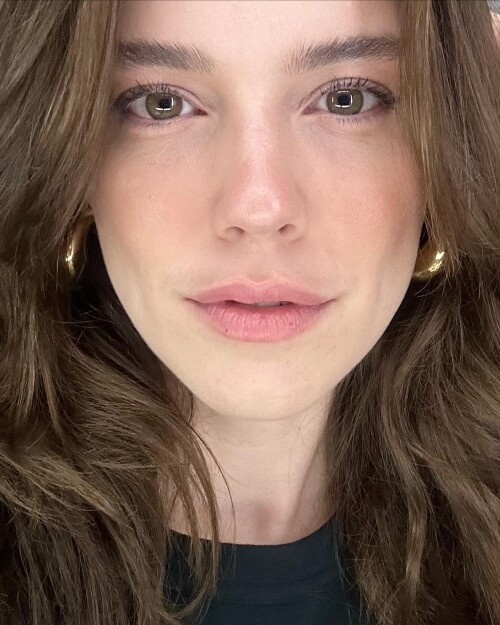 Photo by Alice Wegmann on March 16, 2023. May be a selfie of 1 person, lipstick, hair, eyeliner and 