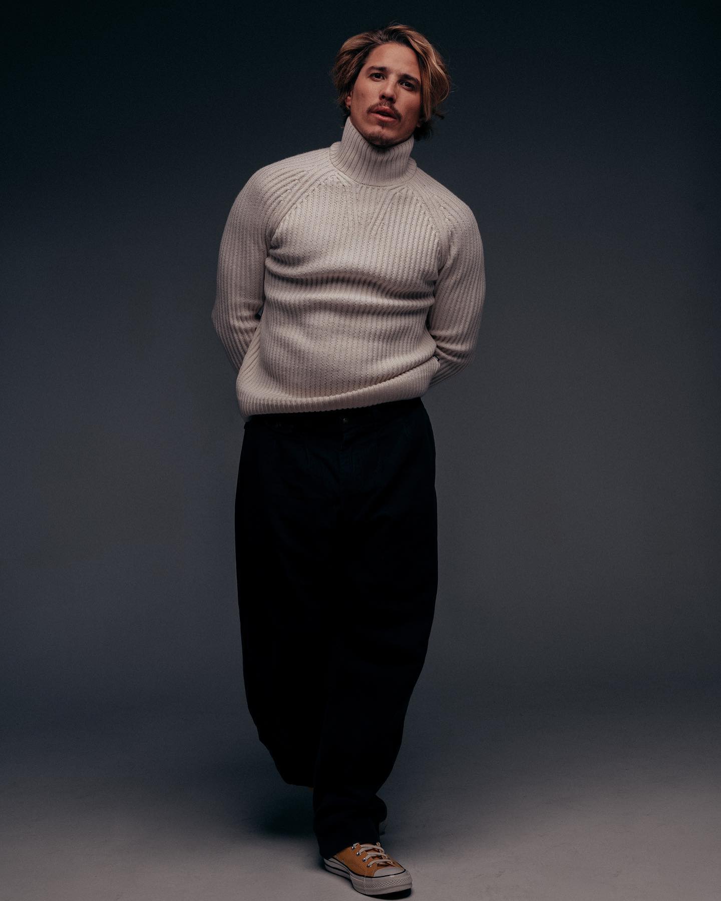 https://e.radikal.host/2023/04/20/Photo-by-ROMULO-ARANTES-NETO--Actor-on-April-15-2023.-May-be-an-image-of-1-person-sweater-knit-and-turtleneck.-1.jpg