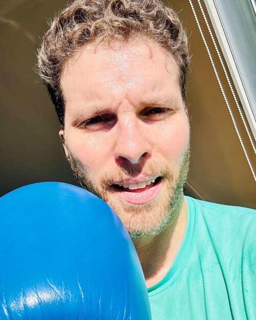 Photo by Thiago Fragoso on April 11, 2023. May be a selfie of 1 person, balloon, punching bag, beach