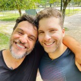 Photo-shared-by-Thiago-Fragoso-on-February-27-2023-tagging-tvglobo-gshow-and-rodrigolombardi.-May-be-a-selfie-of-2-people-beard-people-smiling-and-park.
