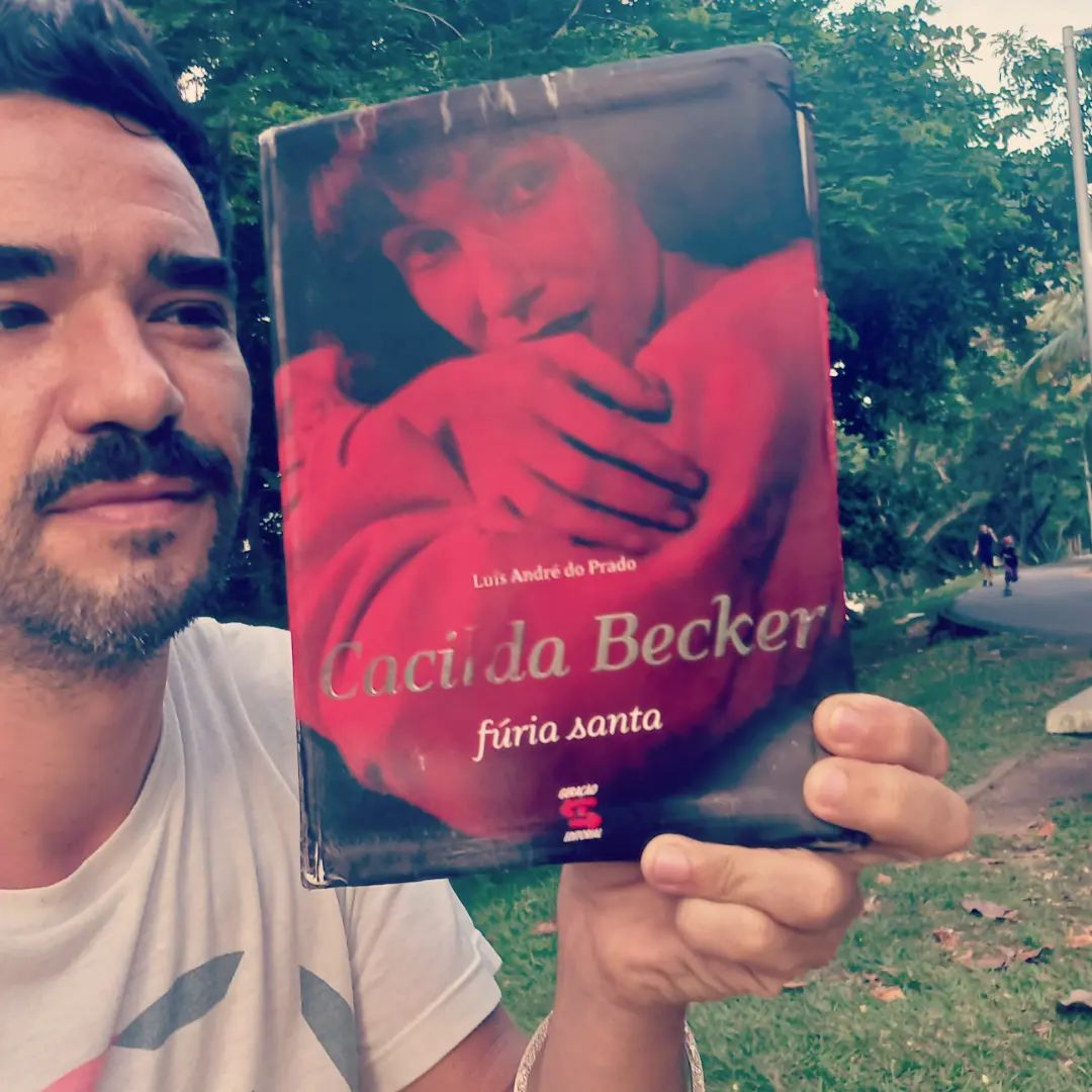 https://e.radikal.host/2023/04/22/Photo-by-Caio-Blat-on-April-06-2023.-May-be-an-image-of-3-people-book-and-text-that-says-Luis-Andre-Prado-Caciida-Becker-furia-santa..jpg