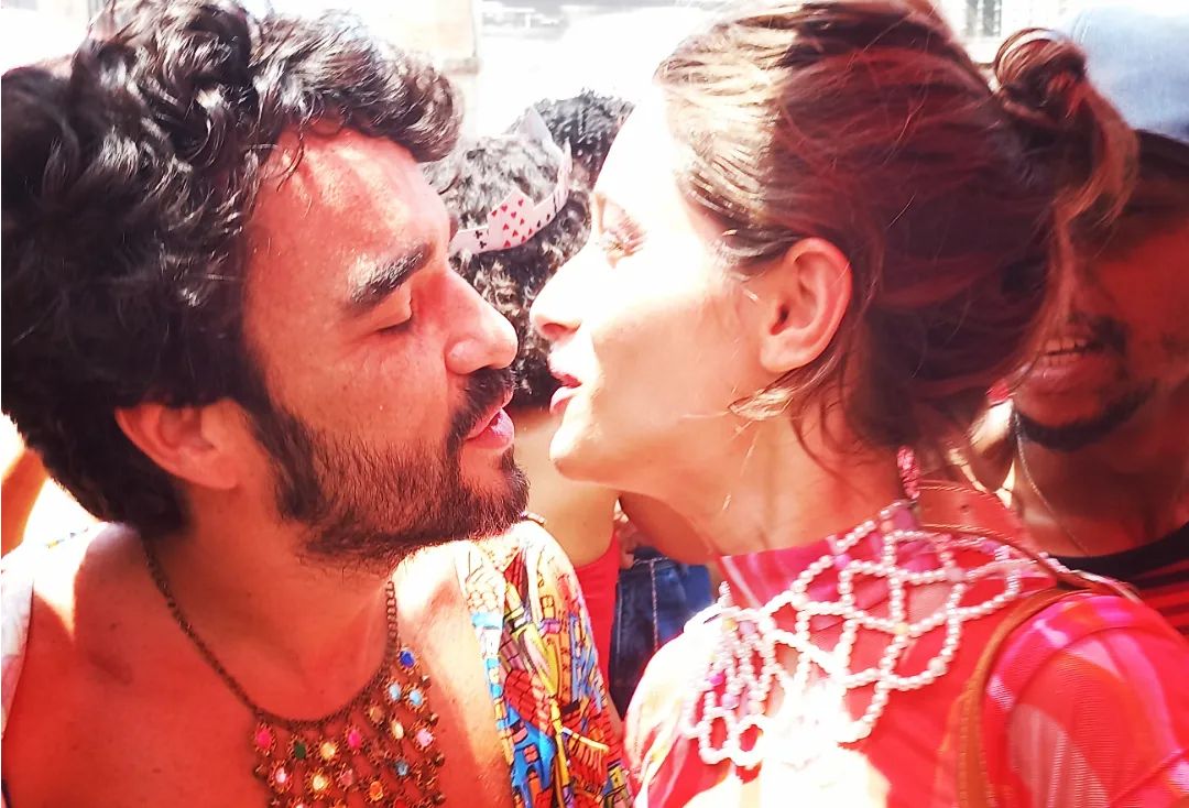 https://e.radikal.host/2023/04/22/Photo-by-Caio-Blat-on-February-21-2023.-May-be-an-image-of-2-people-beard-and-people-kissing..jpg