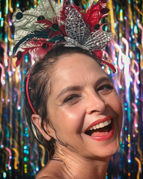 Photo by Drica Moraes on February 20, 2023. May be an image of 1 person, headdress and tinsel.