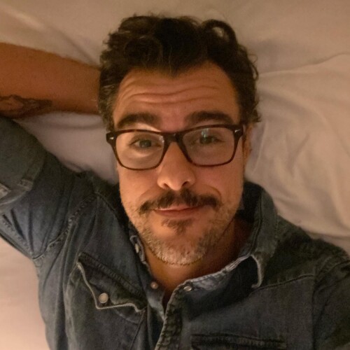 Photo by Joaquim Lopes on March 31, 2023. May be a selfie of 1 person, beard, eyeglasses and bedroom