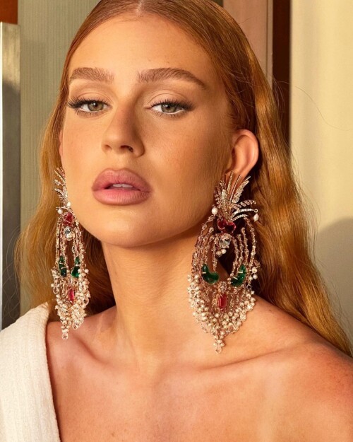 Photo by Marina Ruy Barbosa on April 02, 2023. May be an image of 1 person, makeup and jewelry.