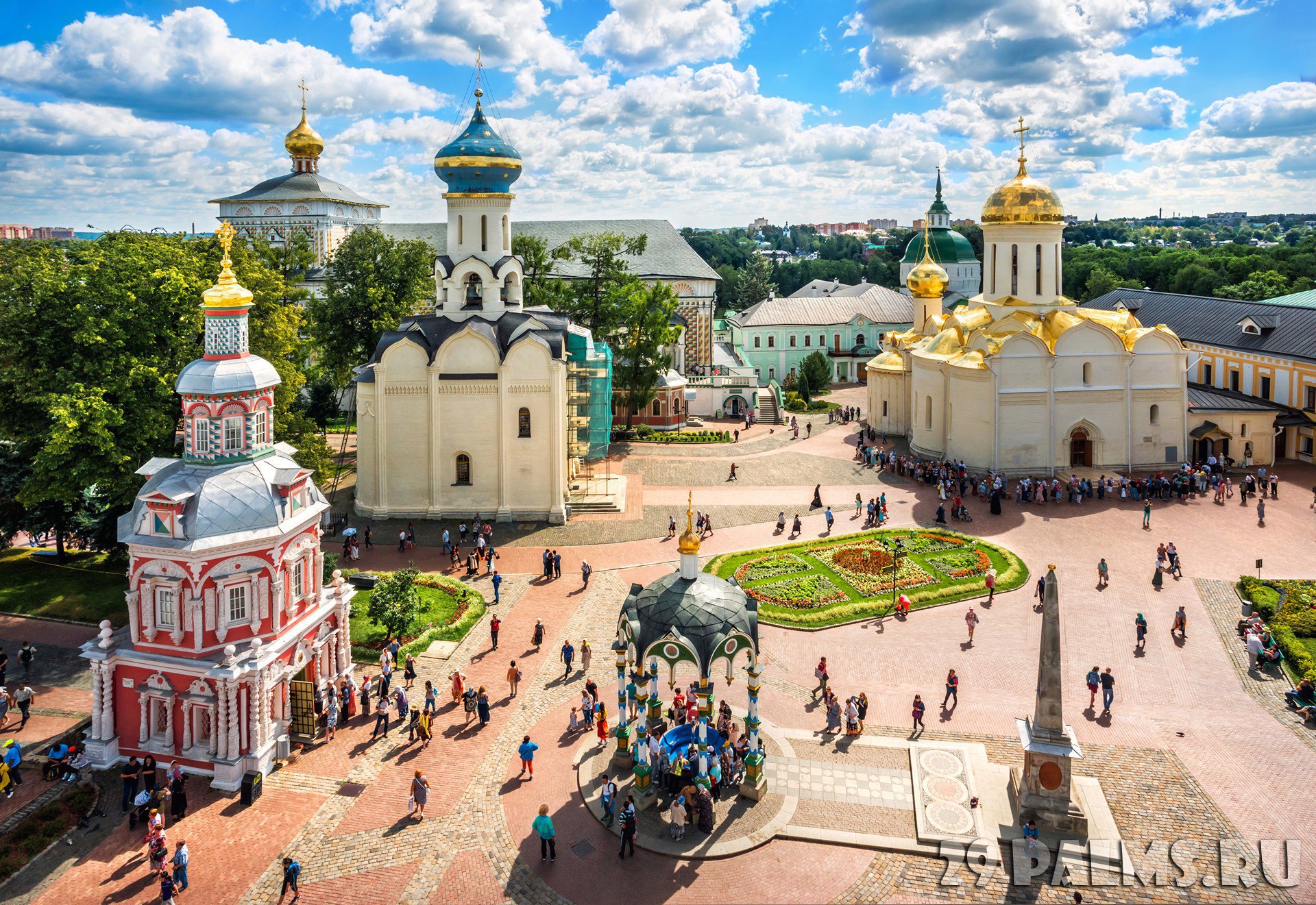 002_Zolotoe_kolco_Rossii_Sergiev_Posad_Troice-Sergieva_lavra_View_of_the_temples_of_the_Lavra_in_Sergiev_Posad_Foto_yulenochekk_-_Depositphotos.jpg
