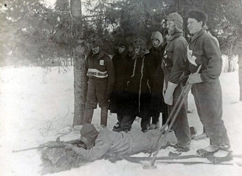 1936г. Краевой съезд колхозников ударников в Горьком. Делегаты сдают норму на Ворошиловского стрелка