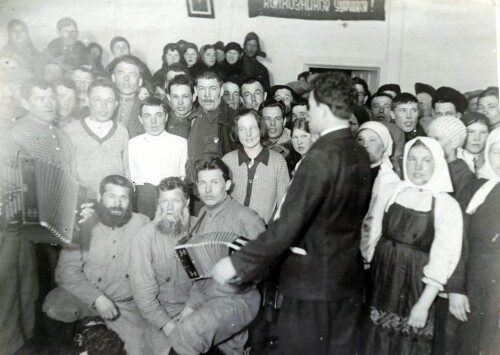 1936г. Краевой съезд колхозников ударников в Горьком. Хор из делегатов лыжников.