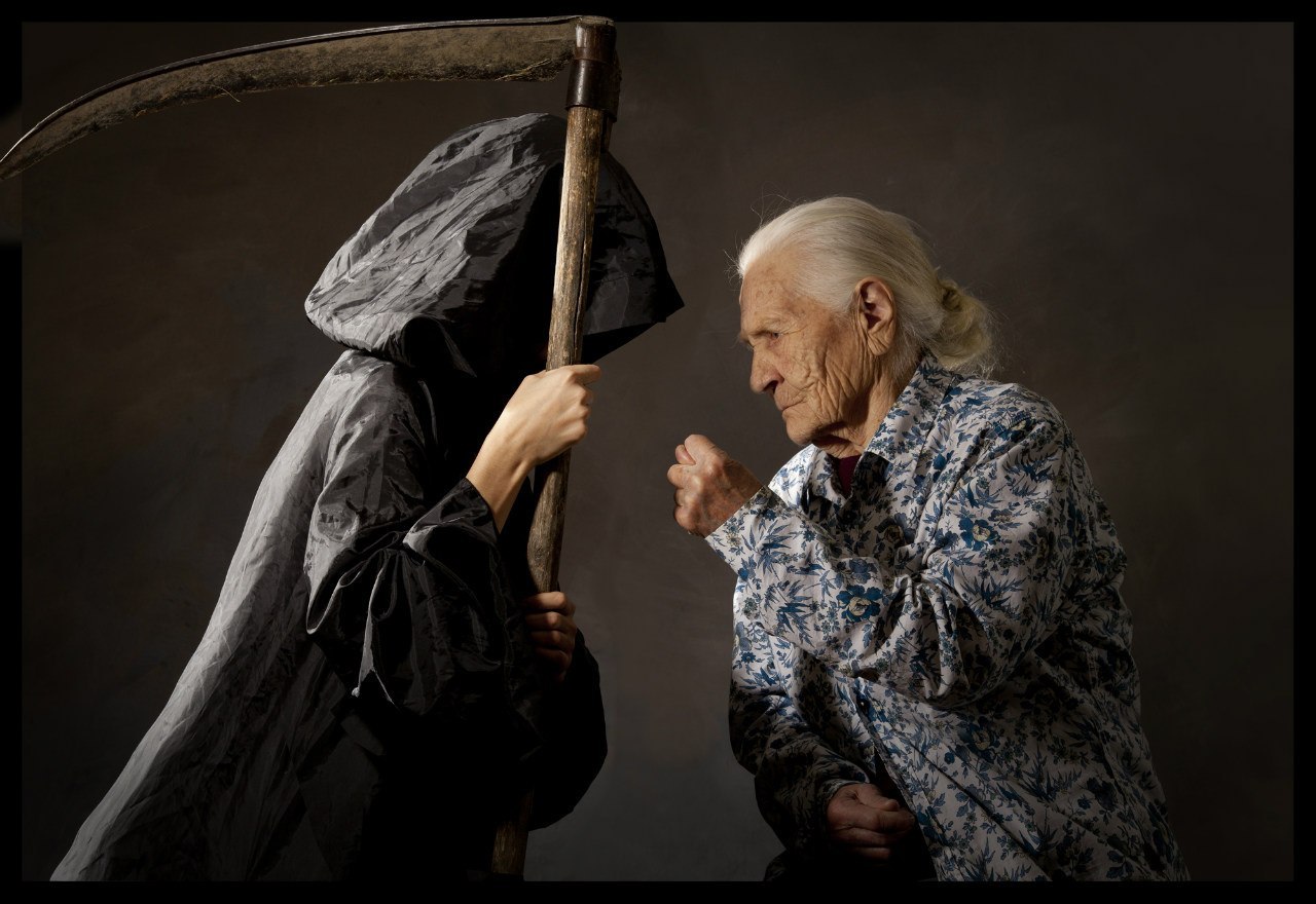 Обманешь умрешь. Старушка с косой. Бабушка с косой. Пожилая женщина с косой.
