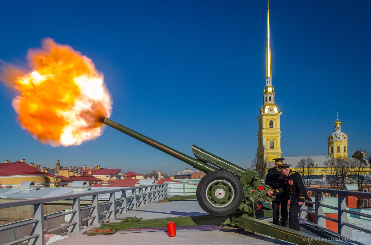 Победы бастион. Пушки Петропавловской крепости в Санкт-Петербурге. Петропавловская крепость залп в 12. Пушечный выстрел Петропавловская крепость.