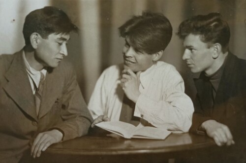 1941г. Москва. ГИТИС. студент С. Минееев (в середине) с друзьями.
