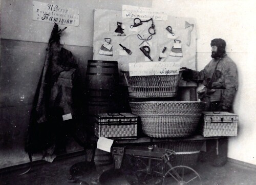 1930 е. Выставка изделий промкоперации.