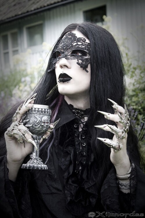 2e498071fcefeab7304bee350716f298 jewelry model gothic makeup