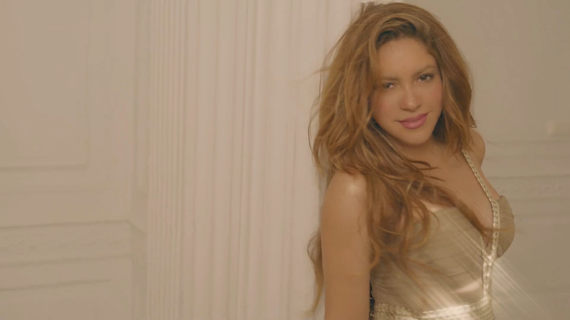 https://e.radikal.host/2024/07/18/Lo-nuevo-de-Shakira-Perfumes.mp4_snapshot_00.05.295.jpg