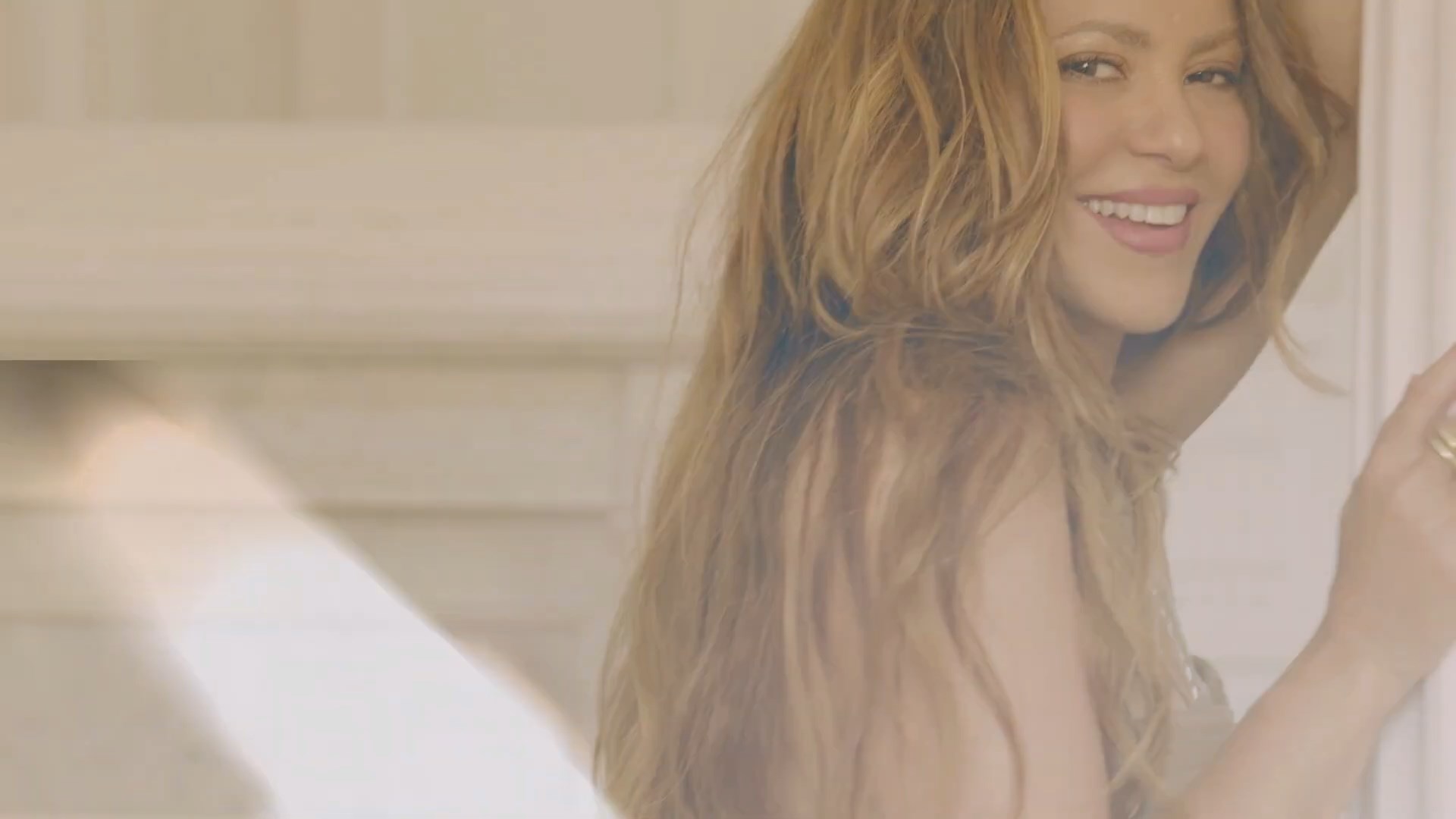 https://e.radikal.host/2024/07/18/Lo-nuevo-de-Shakira-Perfumes.mp4_snapshot_00.09.715.jpg