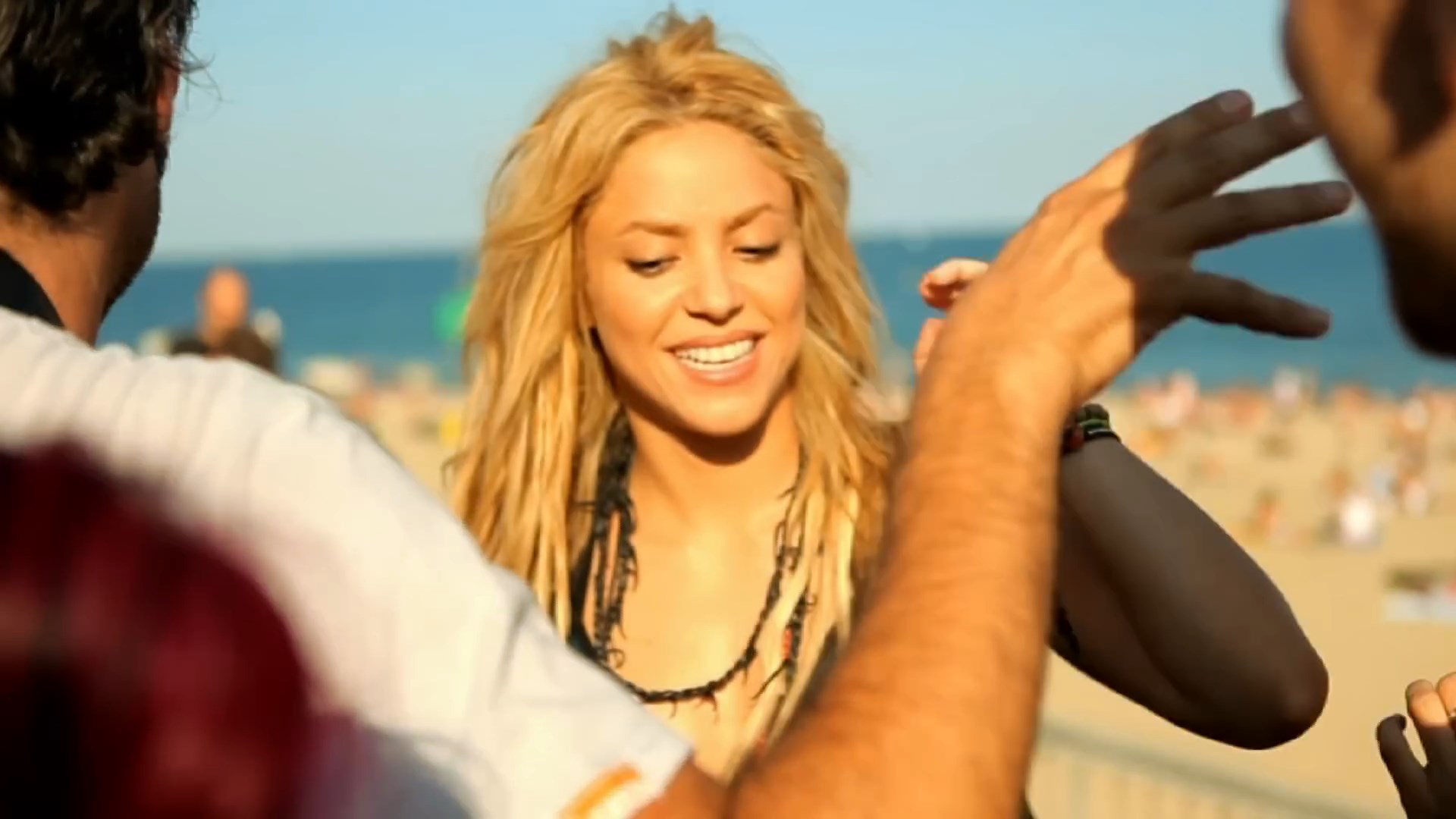 https://e.radikal.host/2024/09/20/Shakira---Loca---The-Making-Of-The-Video-Video.mp4_snapshot_00.39.624.jpg