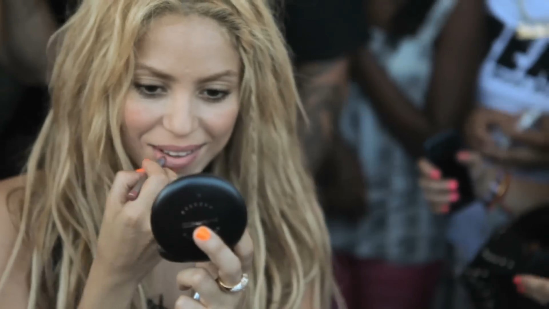 https://e.radikal.host/2024/09/20/Shakira---Loca---The-Making-Of-The-Video-Video.mp4_snapshot_01.05.718.jpg