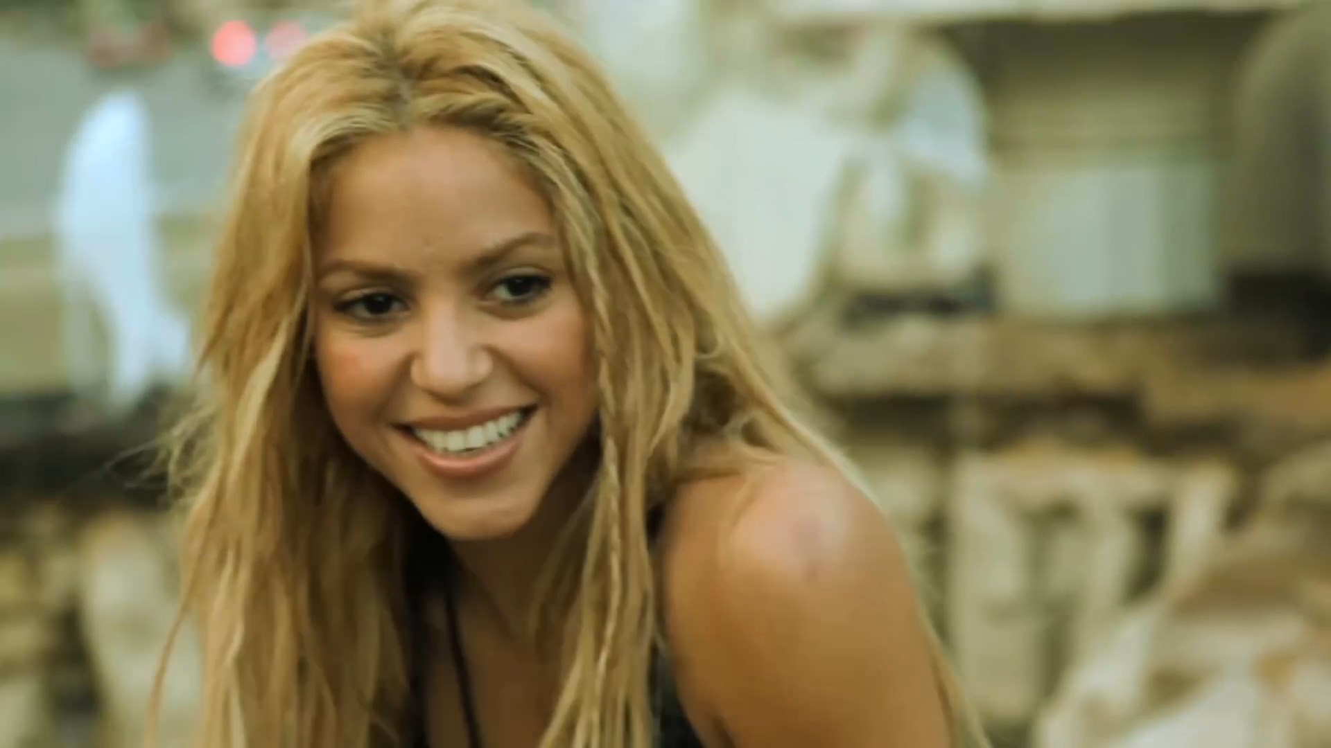 https://e.radikal.host/2024/09/20/Shakira---Loca---The-Making-Of-The-Video-Video.mp4_snapshot_01.38.753.jpg