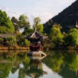 kitai-lijiang-reka-derevia-pagody-gory-solntse