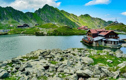 rumyniia-balea-glacier-lake-gory-skaly-ozero-kamni-domiki-li.jpg