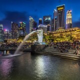 singapur-merlion-park-naberezhnaia-lestnitsa-liudi-fontan-do