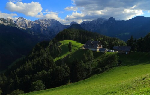 sloveniia-kamnik-gory-nebo-oblaka.jpg