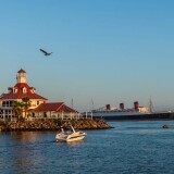 ssha-poberezhe-prichaly-korabl-rainbow-harbor-marina-long-be