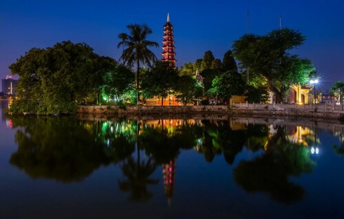 vetnam-hanoi-tran-quoc-pagoda-ozero-khram-pagoda-derevia-pal.jpg