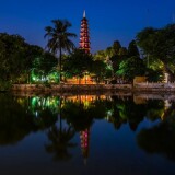 vetnam-hanoi-tran-quoc-pagoda-ozero-khram-pagoda-derevia-pal