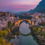 mostar-bosniia-i-gertsegovina-reka-most-noch-doma