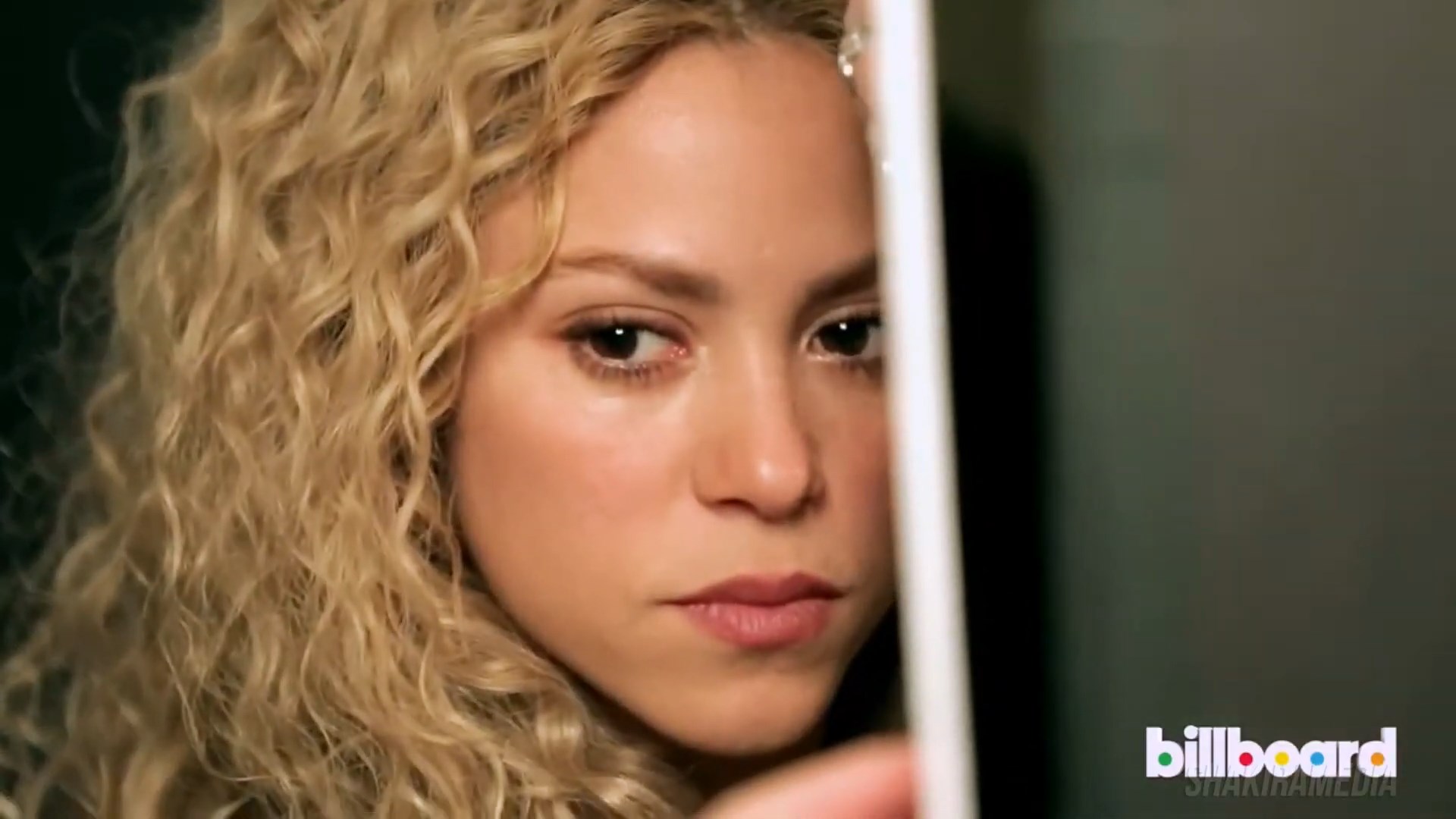 https://e.radikal.host/2024/12/09/Shakira-_-2014-_-Behind-The-Scenes---Billboard-Photo-Shoot-Shakiras-Return.mp4_snapshot_01.34.028.jpg