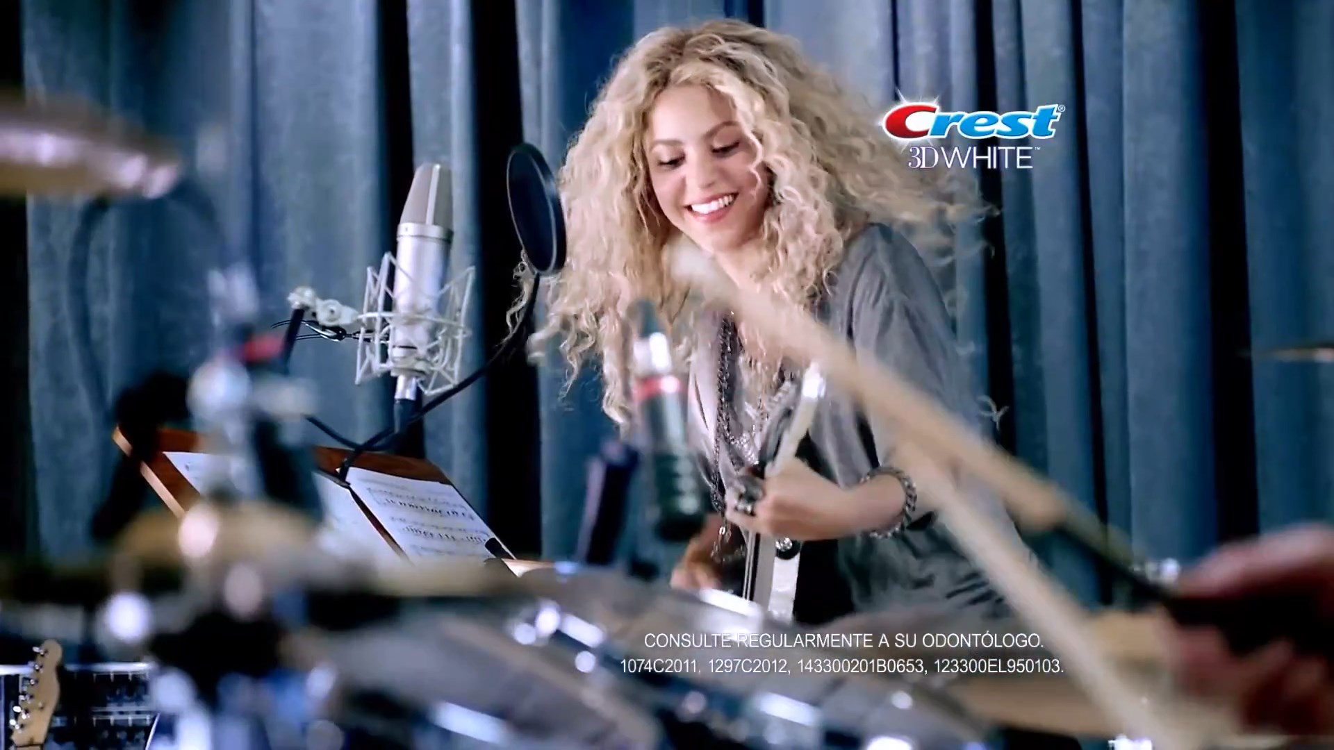 https://e.radikal.host/2024/12/14/Shakira---Comercial-Oral-B-Crest-3D-White-I.mp4_snapshot_00.03.072.jpg