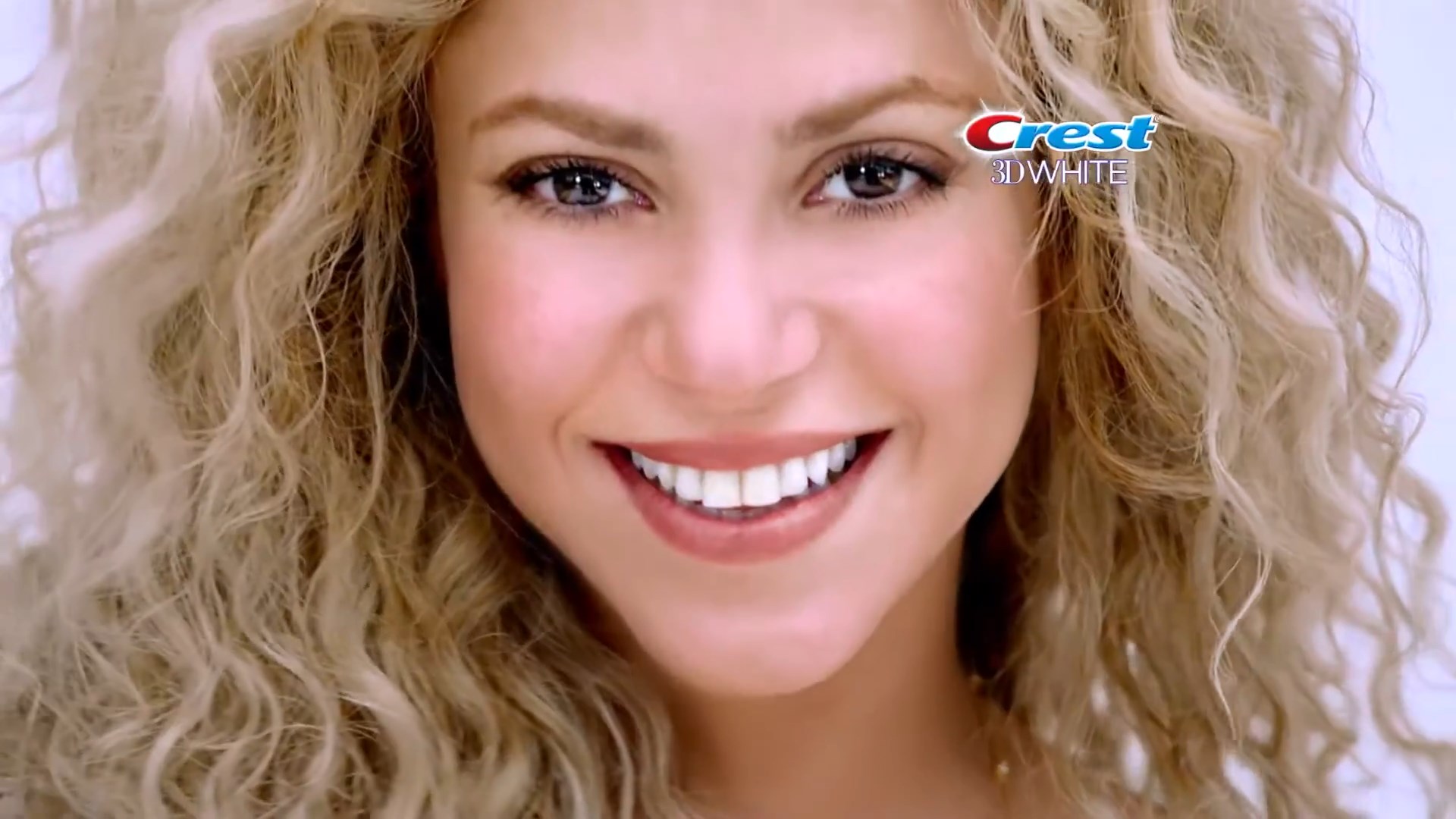 https://e.radikal.host/2024/12/14/Shakira---Comercial-Oral-B-Crest-3D-White-I.mp4_snapshot_00.14.913.jpg