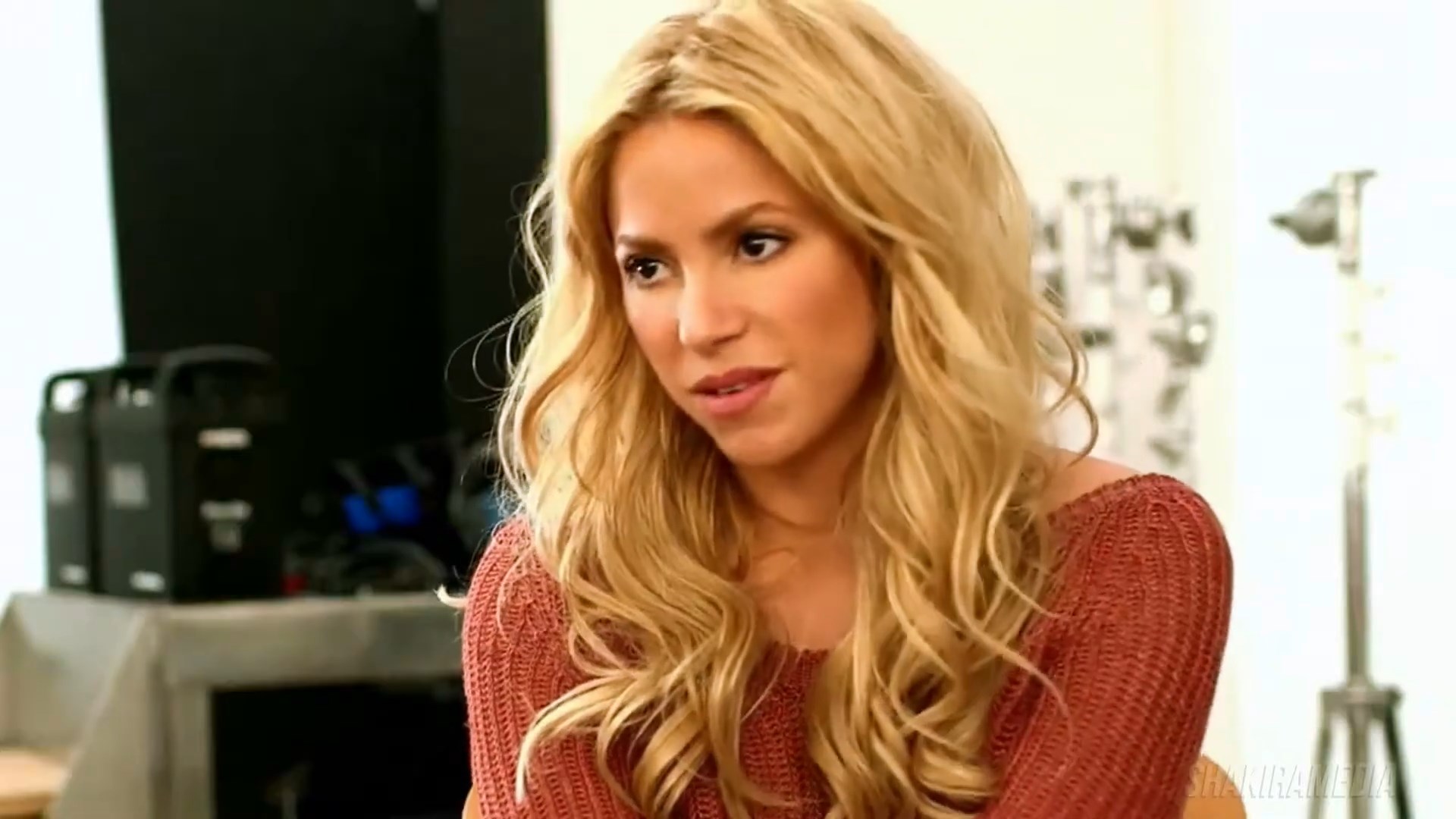 https://e.radikal.host/2024/12/21/Shakira-_-2013-_-Behind-The-Scenes---Self-Magazine.mp4_snapshot_00.07.449.jpg