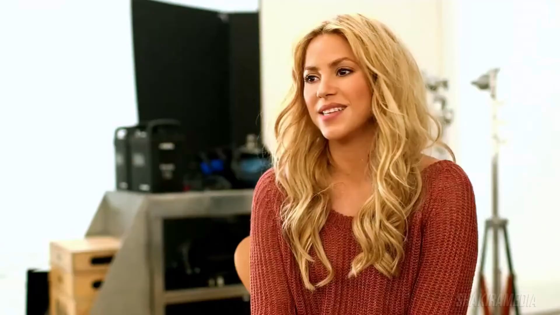 https://e.radikal.host/2024/12/21/Shakira-_-2013-_-Behind-The-Scenes---Self-Magazine.mp4_snapshot_00.28.772712e117769327620.jpg