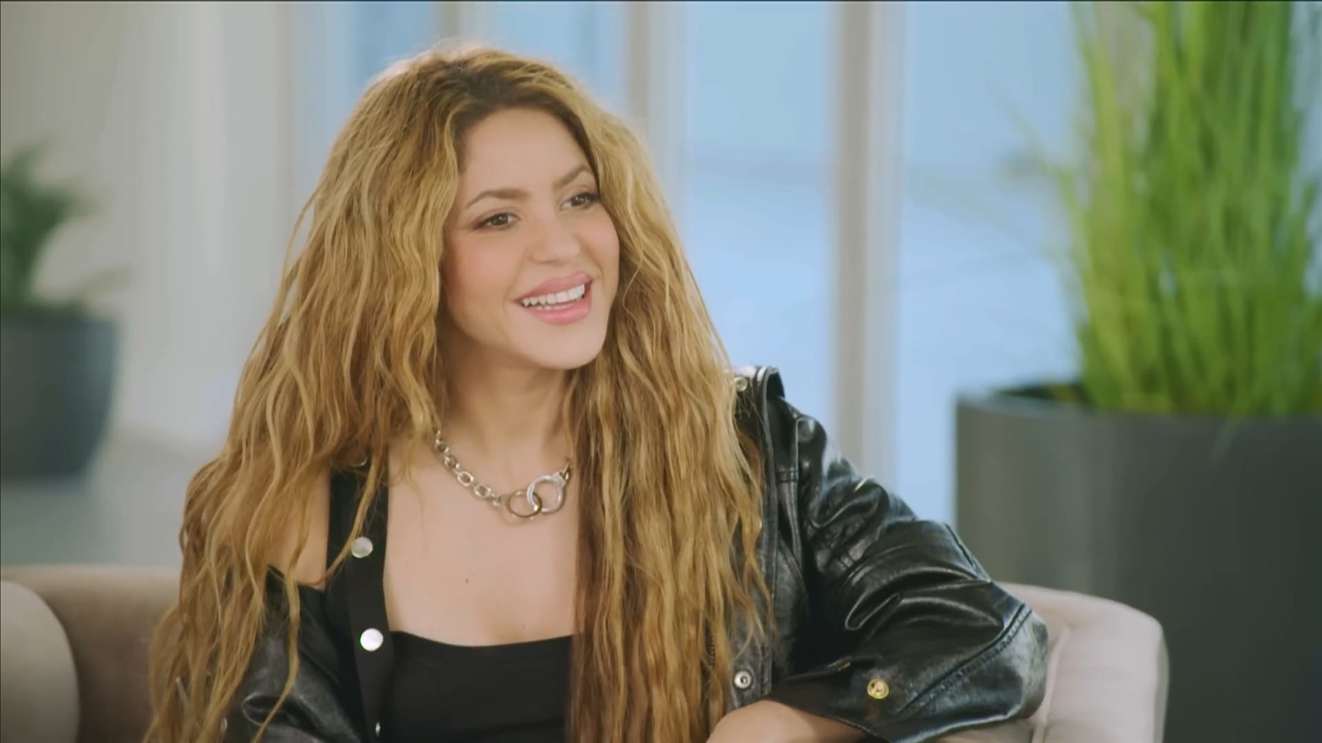 https://e.radikal.host/2024/12/23/SHAKIRA_-entrevista-completa-con-Lili-Estefan-EXCLUSIVA-_-El-Gordo-y-La-Flaca.mp4_snapshot_01.12.082.jpg