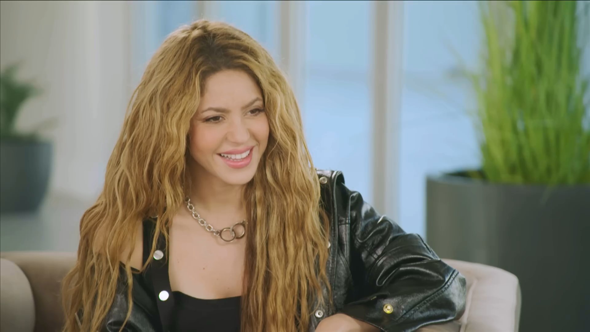 https://e.radikal.host/2024/12/23/SHAKIRA_-entrevista-completa-con-Lili-Estefan-EXCLUSIVA-_-El-Gordo-y-La-Flaca.mp4_snapshot_01.18.569.jpg