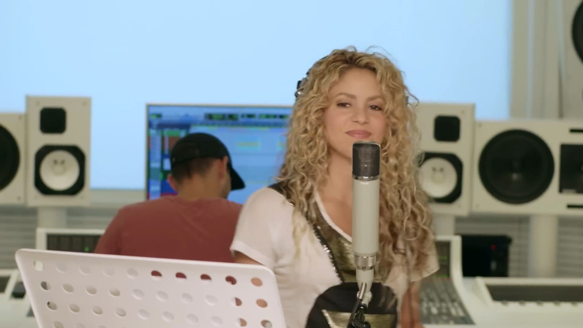 https://e.radikal.host/2025/01/09/Shakira---Try-Everything-Official-Video.mp4_snapshot_00.33.109.jpg