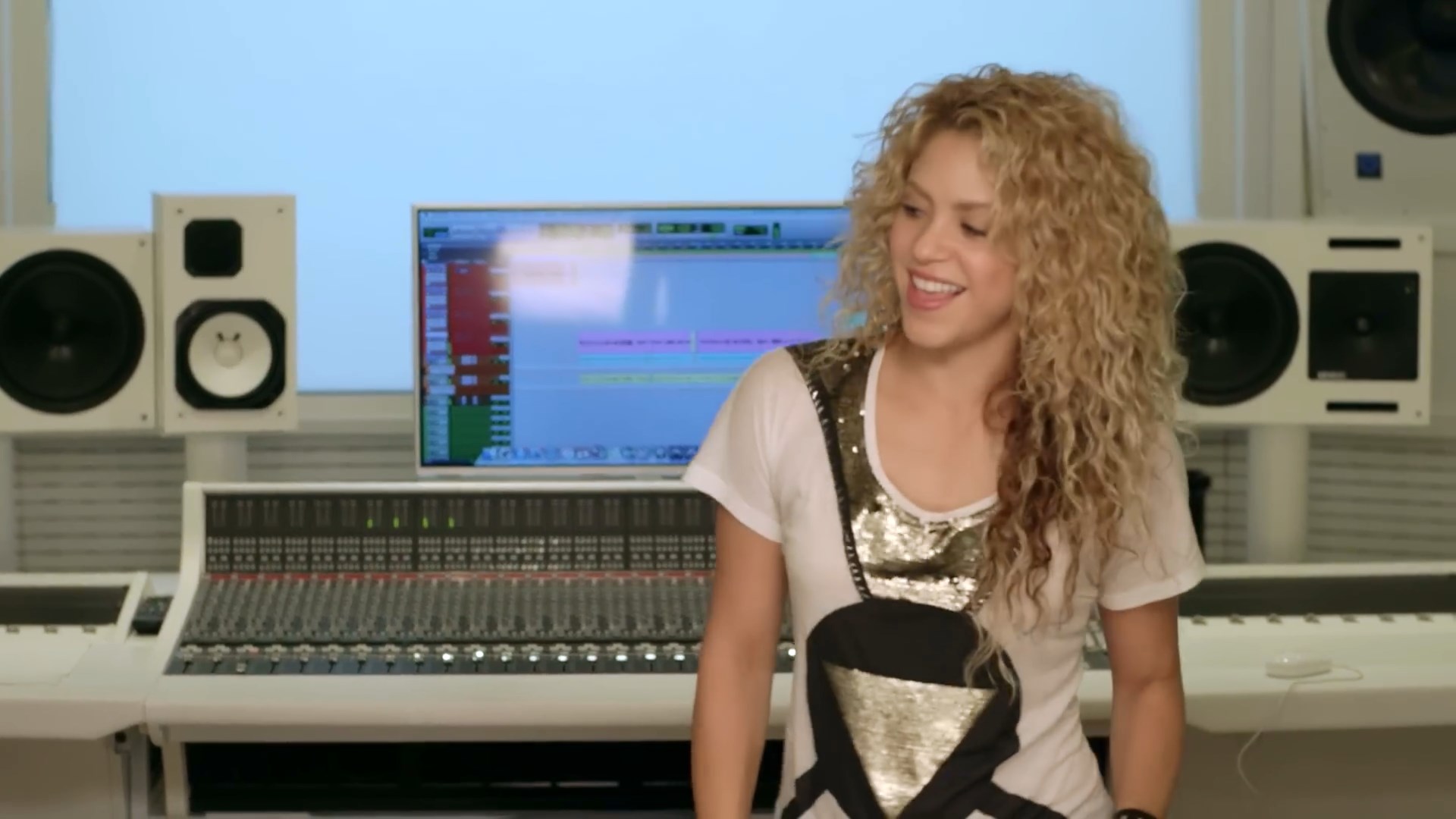 https://e.radikal.host/2025/01/09/Shakira---Try-Everything-Official-Video.mp4_snapshot_01.01.684.jpg