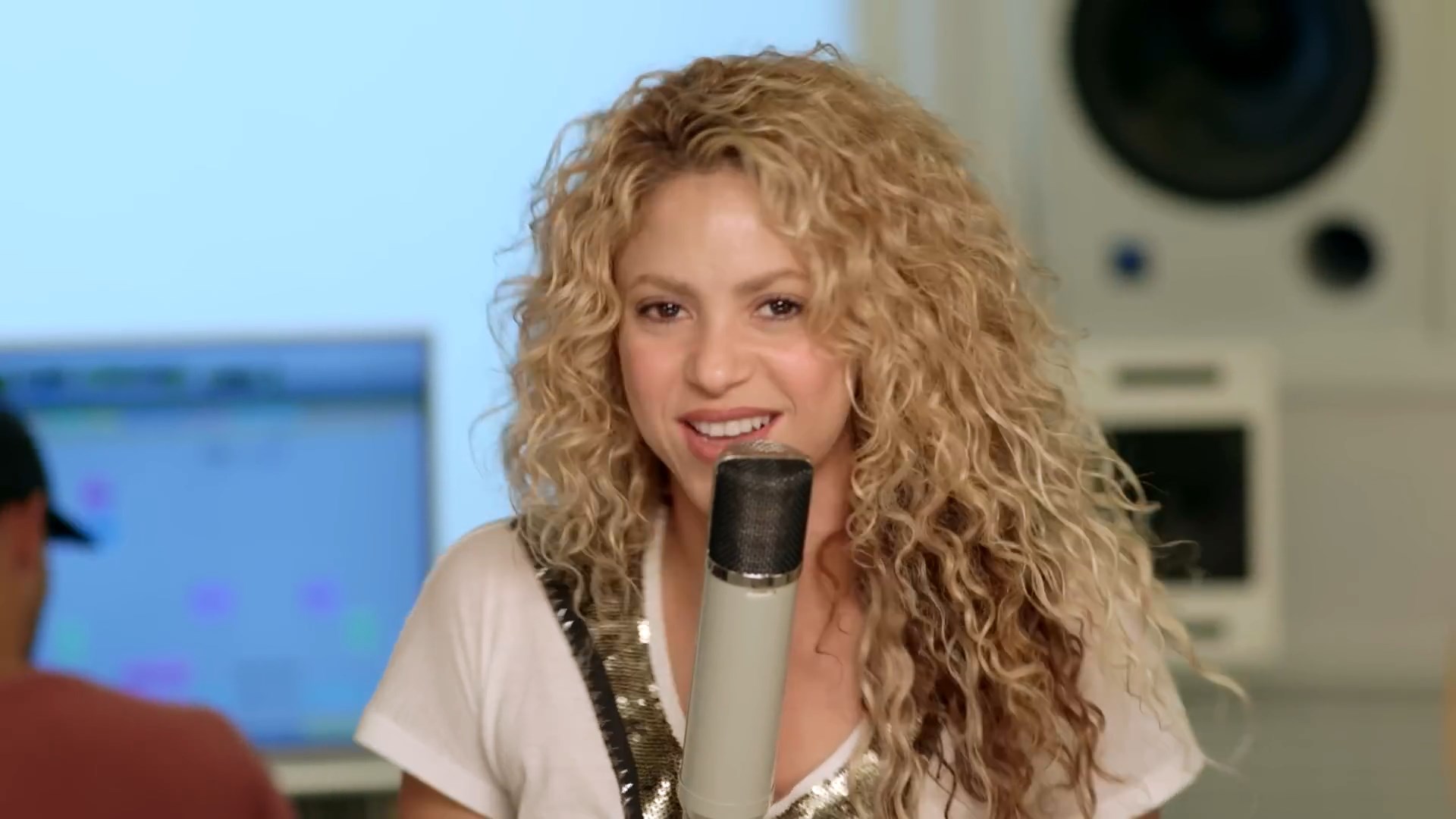 https://e.radikal.host/2025/01/09/Shakira---Try-Everything-Official-Video.mp4_snapshot_01.20.754.jpg