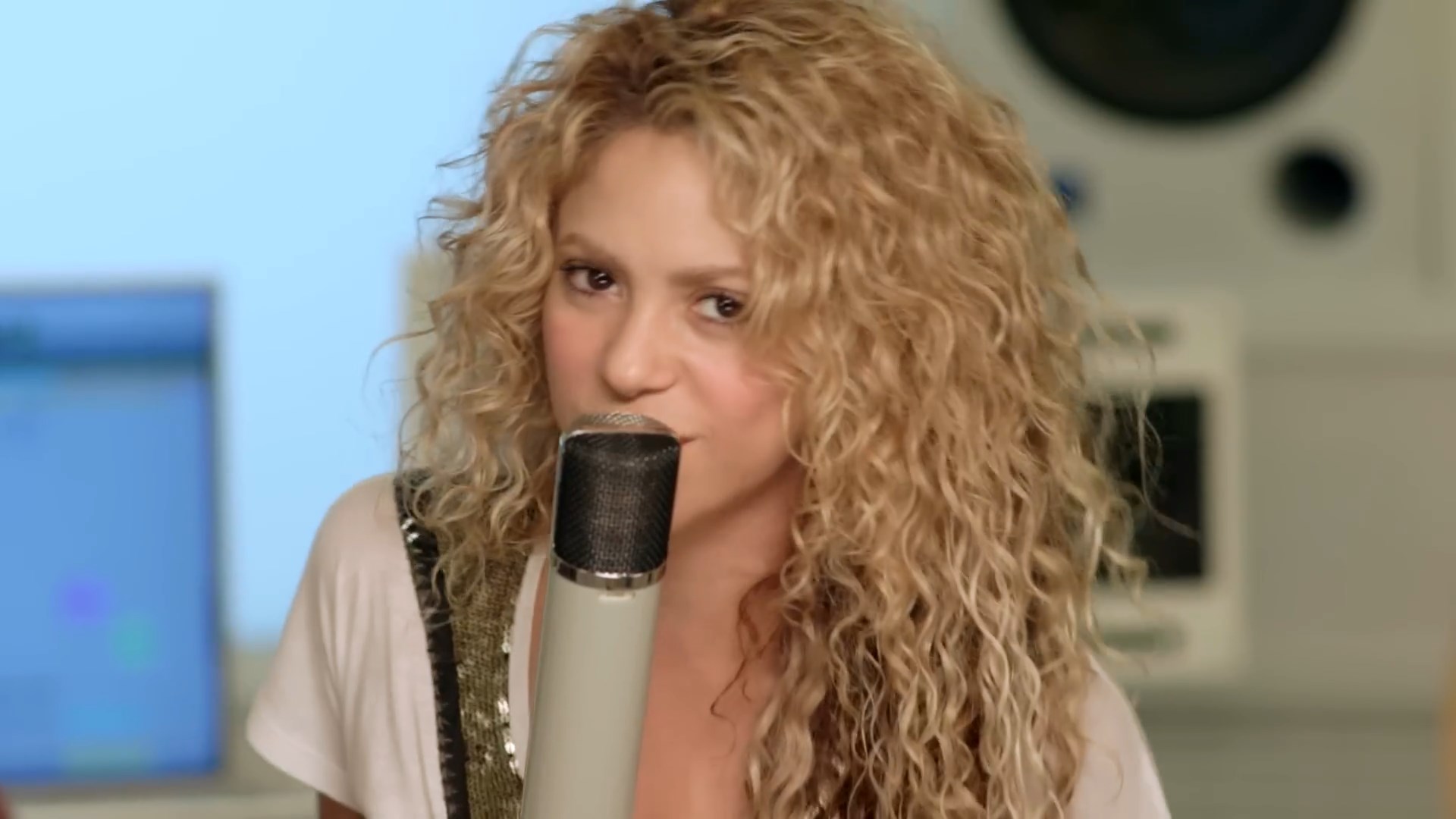 https://e.radikal.host/2025/01/09/Shakira---Try-Everything-Official-Video.mp4_snapshot_02.10.590.jpg