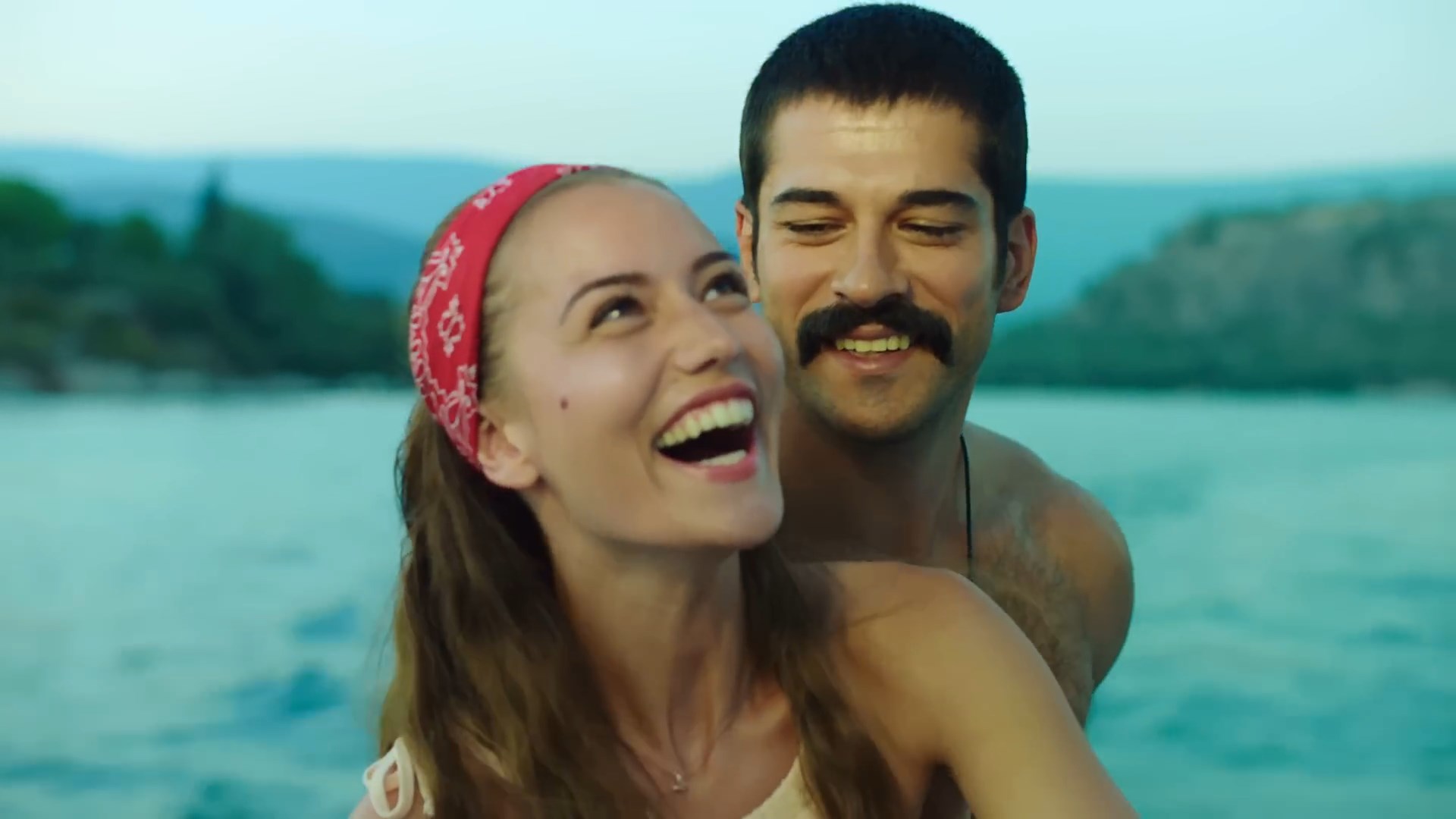 https://e.radikal.host/2025/02/18/Fahriye-Evcen--Benim-Gozum-Sende.mp4_snapshot_00.30.566.jpg