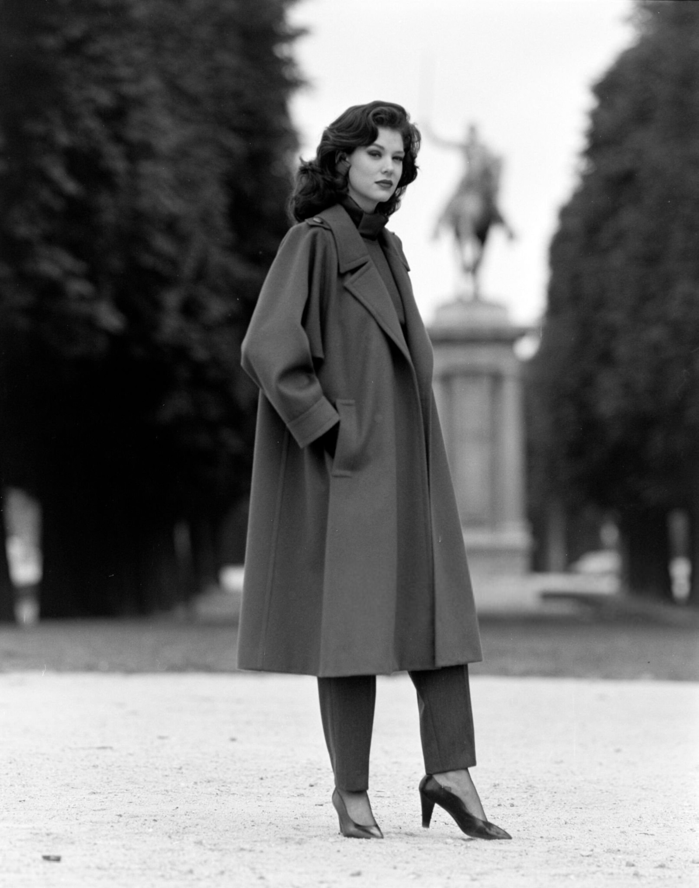 https://e.radikal.host/2025/03/03/Rochelle_Redfield_Yves_Saint_Laurent_FW1985_Couture_Advance_01.jpg.c1ec3e978f214ad60f81dc0f93a4518a.jpg