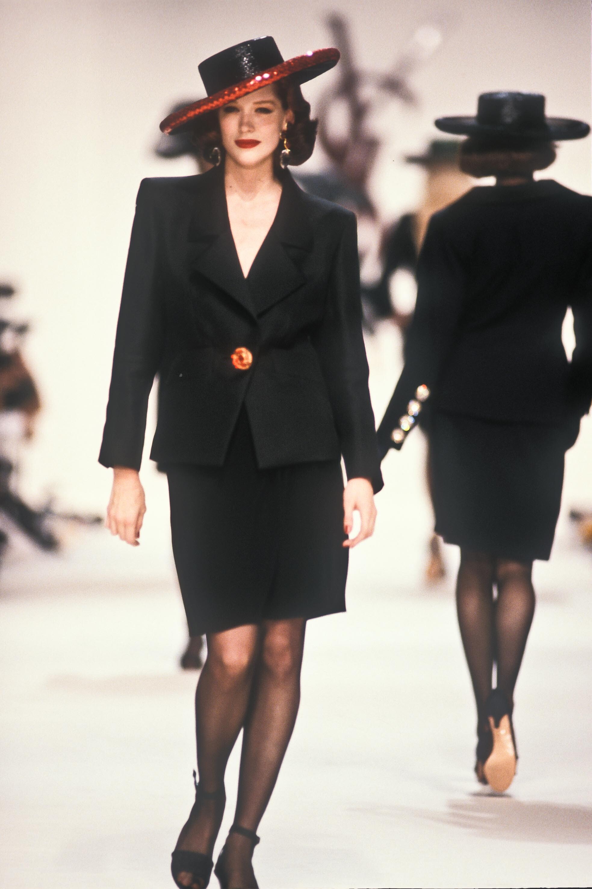 https://e.radikal.host/2025/03/03/YvesSaintLaurent1990WomenRTW136.jpg.2bfb09c960925cfc3b95e38965600763.jpg