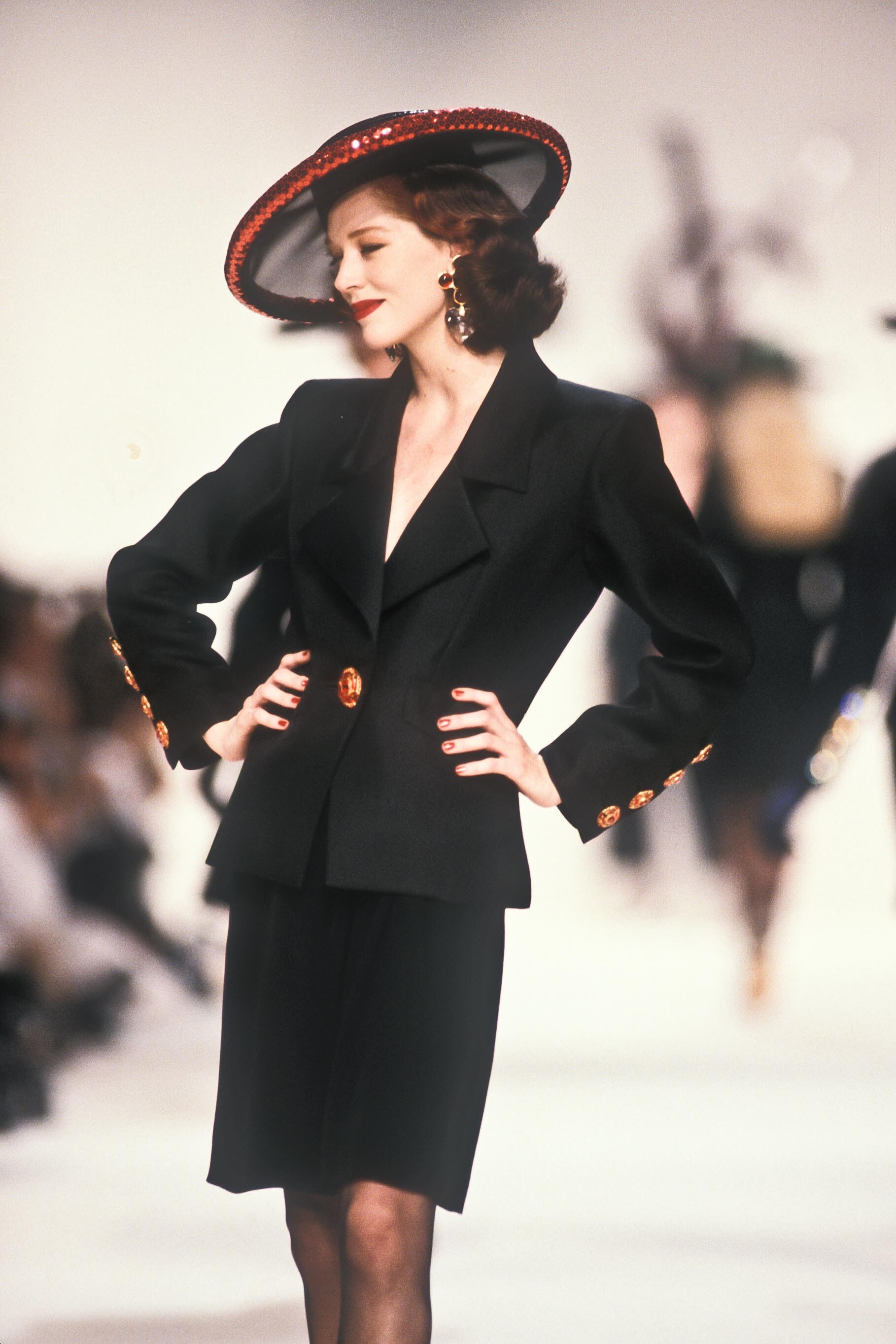 https://e.radikal.host/2025/03/03/YvesSaintLaurent1990WomenRTW138.jpg.21af89ad76968559d0b7094bb9ce749c.jpg