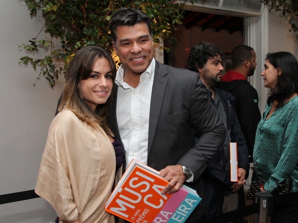 https://e.radikal.host/2025/04/04/15abr2014---mauricio-mattar-e-sua-namorada-bianca-assunpcao-prestigiam-o-lancamento-do-livro-25-anos-do-premio-da-musica-brasileira-de-antonio-carlos-miguel-1397605845561_1024x768.jpg