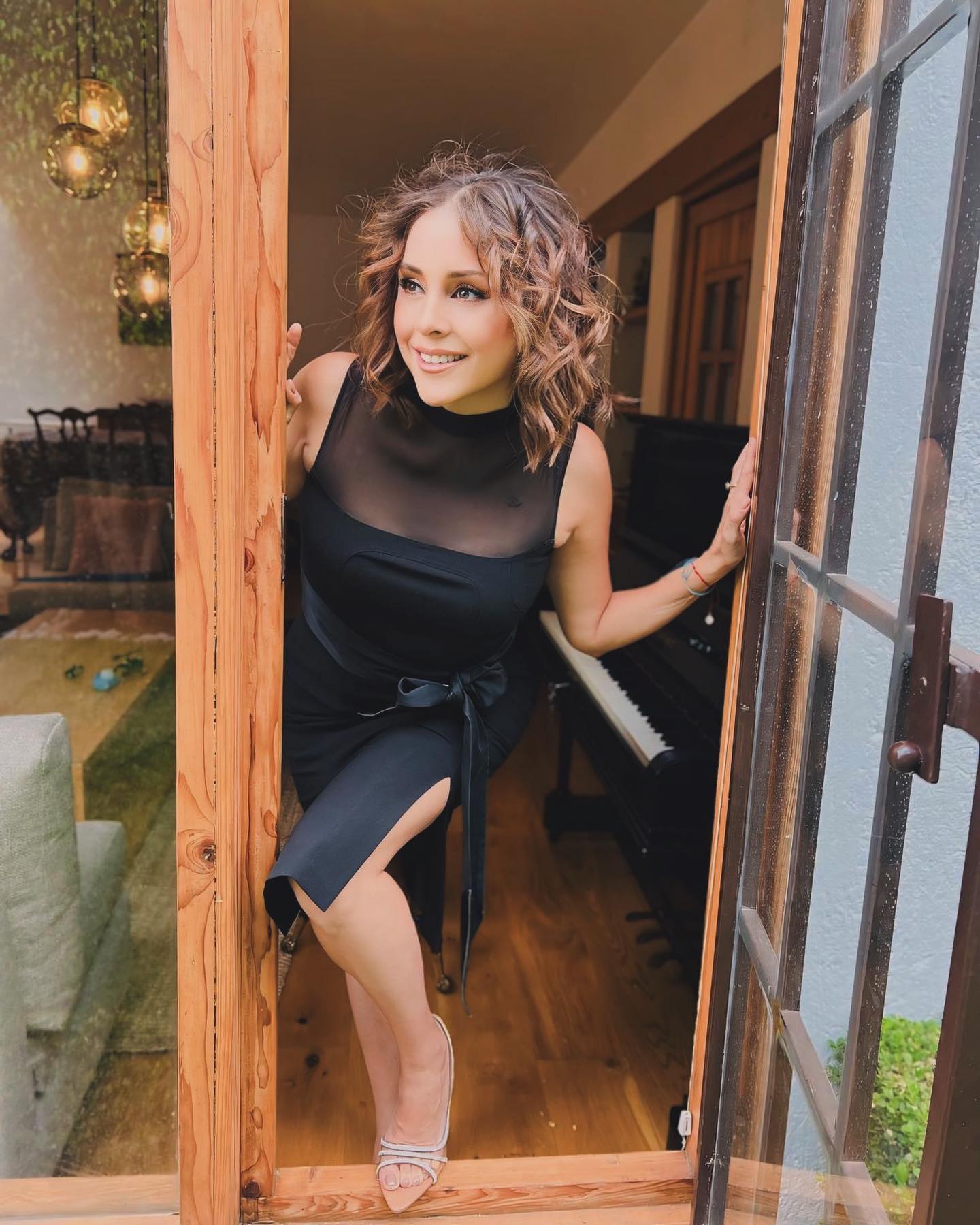 https://e.radikal.host/2025/04/04/karymelozanoofficial_1743688176213.jpg