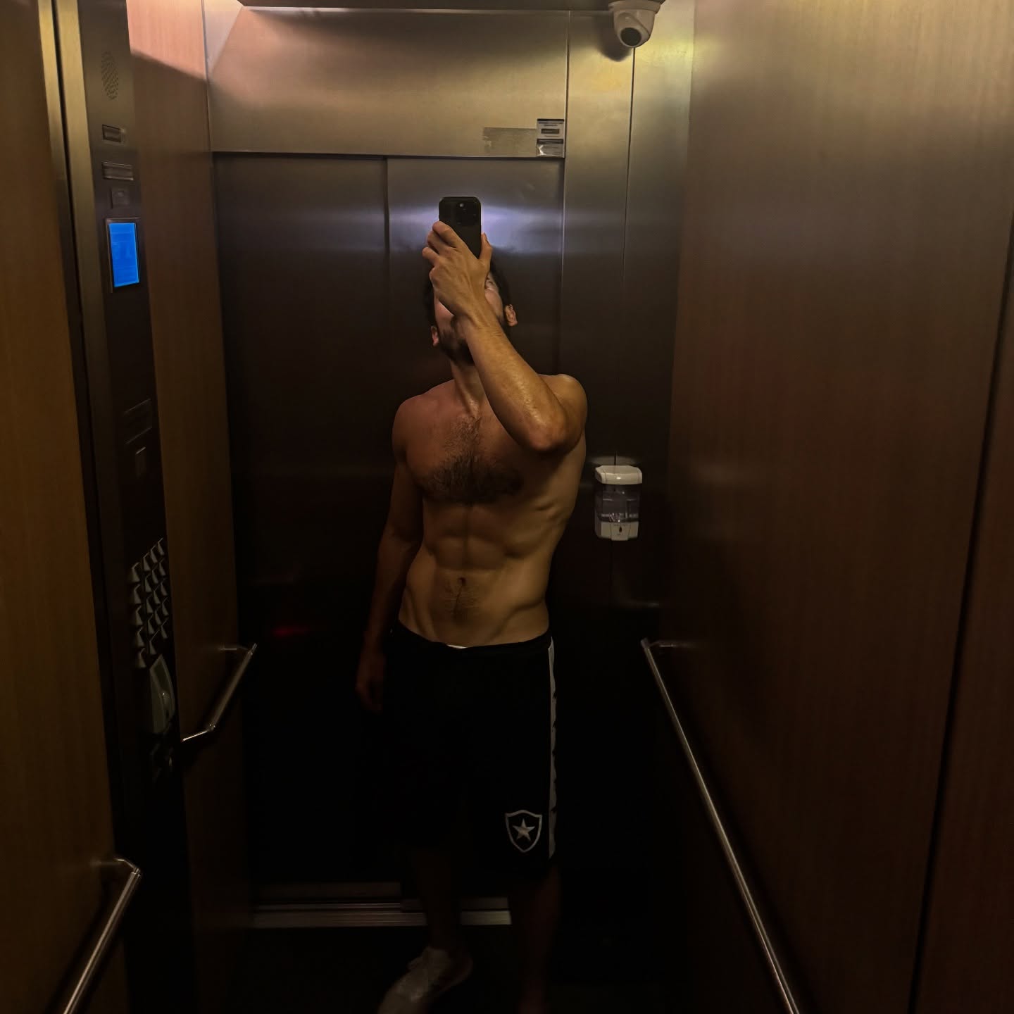 https://e.radikal.host/2025/04/04/nicolasprattes_1743661811922.jpg