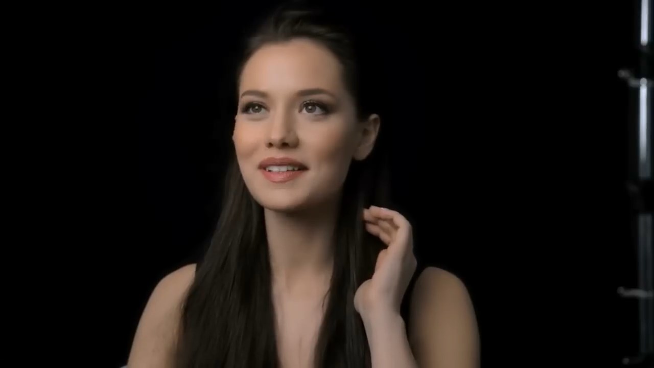 https://e.radikal.host/2025/04/13/FAHRIYE-EVCEN-loreal-clear-2015.mp4_snapshot_00.11.735.jpg
